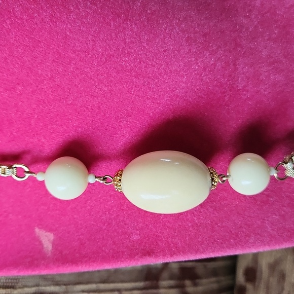 Vintage Cream Lucite  Beads & Gold Tone Box Style Chain Signed West Germany - Picture 6 of 6